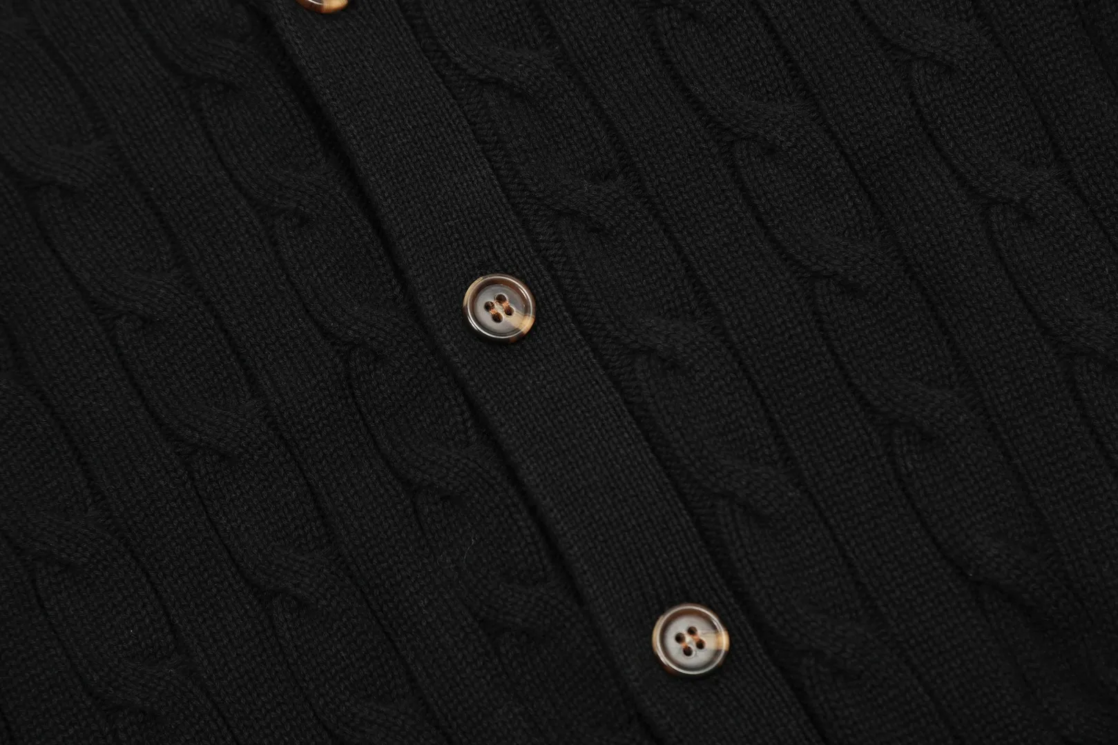 P270 Top quality" Style number: DS013# [Ralph Lauren V-neck solid color pony embroidered logo twist knitted cardigan] ✅Ralph Lauren classic basic versatile all-season couple knitted cardigan jacket ✅Main supplier platform live broadcast Wholesale entities will be replenished if out of stock, will not be removed from the shelves ✅ZP quality 1:1 version Scan the code to enter the GF website Counter quality ✅Detailed quality The only one in Guangzhou Imported quality cotton yarn, focusing on high-end Needless to say, cost-effective and good quality. ✅The version is restored to the original size. The maximum size can be worn up to 200 pounds. Loose, comfortable and stress-free. ✅The upper body is simple and easy to match. A must-have for ootd. Good-looking clothes are never picky. A must-have for men and women with the same style. Recommended for couples. Size: S-XL. Color: black, navy, off-white, gray, light blue, khaki.